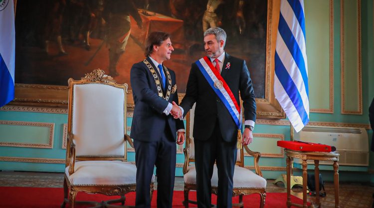 Gira presidencial a Paraguay y Reino Unido en busca de acuerdos comerciales