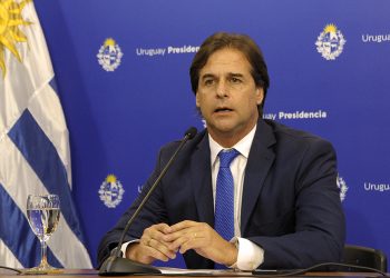 Encuesta MPC: cae la imagen del presidente, pero la coalición supera al FA