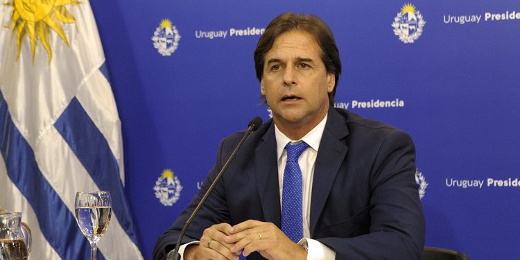Encuesta MPC: cae la imagen del presidente, pero la coalición supera al FA