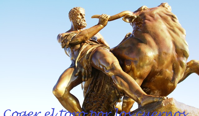 El toro, por las guampas…
