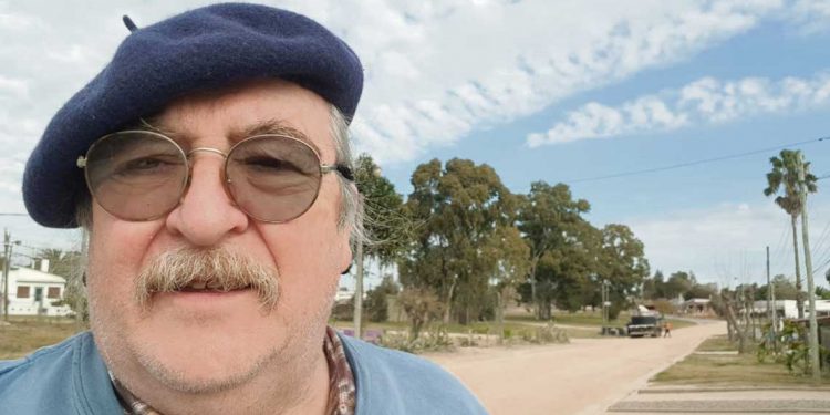 El maestro que llevado por su guitarra se afincó en Cerro Colorado