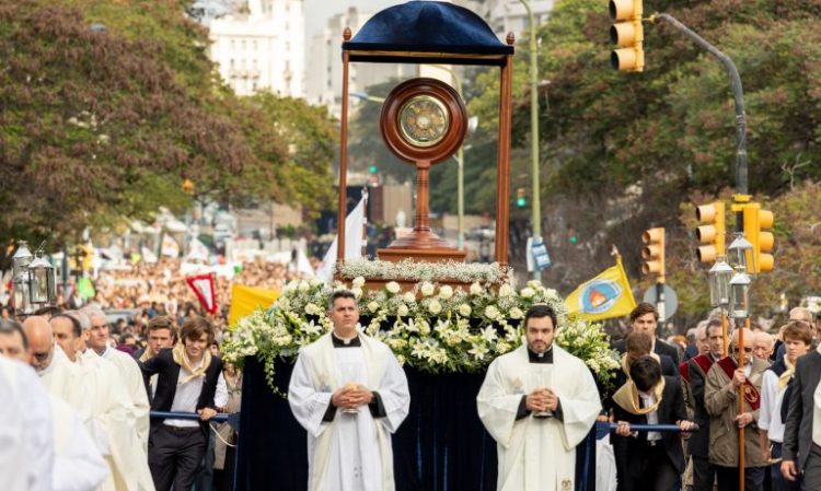 Luego de dos años vuelve la celebración de Corpus Christi por las calles de Montevideo