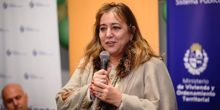 Ministra de Vivienda firma acuerdo con Intendencia de Canelones para el comienzo de obras en barrio Nueva Esperanza