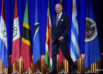 En una disminuida Cumbre de las Américas, Biden presentó plan para regular la migración