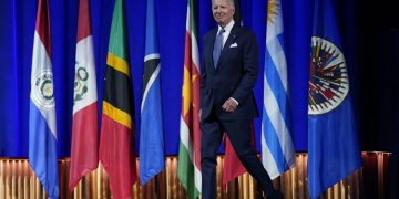 En una disminuida Cumbre de las Américas, Biden presentó plan para regular la migración