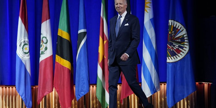 En una disminuida Cumbre de las Américas, Biden presentó plan para regular la migración
