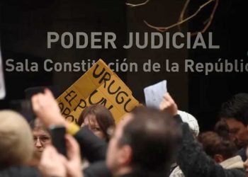 Fallo judicial recibió fuertes críticas y provocó suspensión de la vacunación de menores