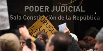 Fallo judicial recibió fuertes críticas y provocó suspensión de la vacunación de menores
