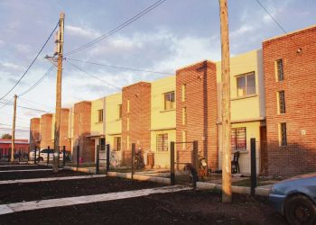 Prosigue la erradicación de asentamientos: relocalizan a familias de Chacarita de los Padres