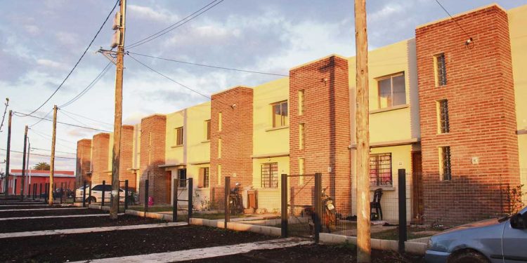 Prosigue la erradicación de asentamientos: relocalizan a familias de Chacarita de los Padres