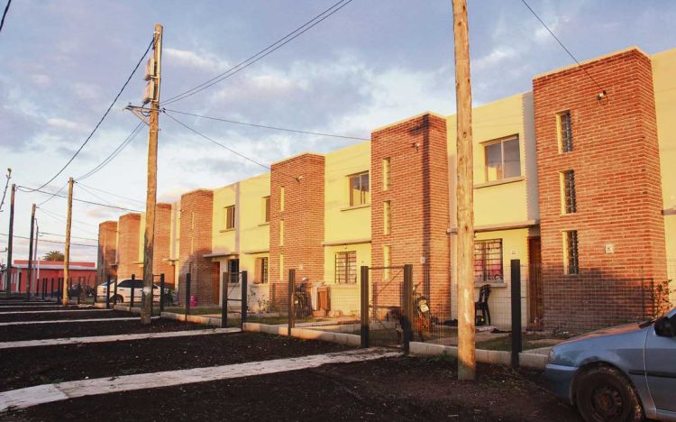 Prosigue la erradicación de asentamientos: relocalizan a familias de Chacarita de los Padres