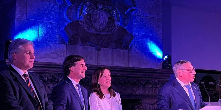 Presidente Lacalle asistió a las celebraciones por la Independencia en Buenos Aires