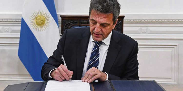 Massa asume como superministro de Economía en Argentina