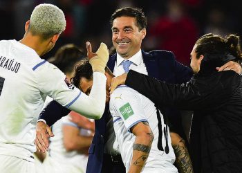 Diego Alonso: “El jugador uruguayo no es el que juega mejor, pero es el que mejor compite en el mundo”