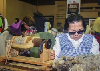 La historia de una tejedora ciega de 85 años