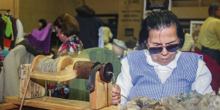 La historia de una tejedora ciega de 85 años