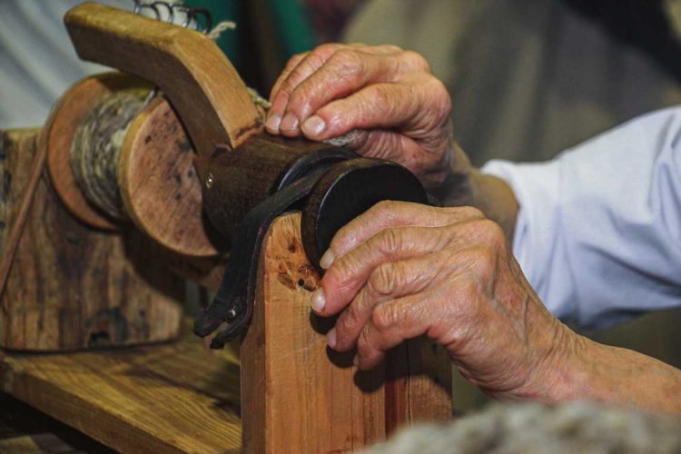 La historia de una tejedora ciega de 85 años