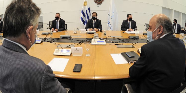 Primera mitad del periodo de gobierno con evaluación positiva, pero con alertas amarillas en seguridad e inflación