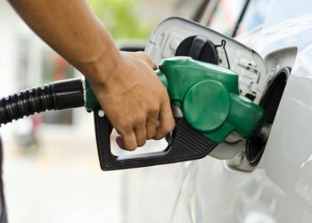 El sábado bajan las naftas, se mantiene el gasoil y supergas