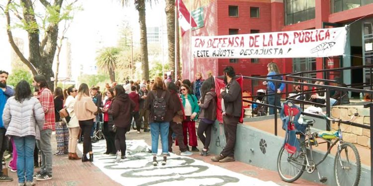 Huelga docente profundiza el conflicto en la educación