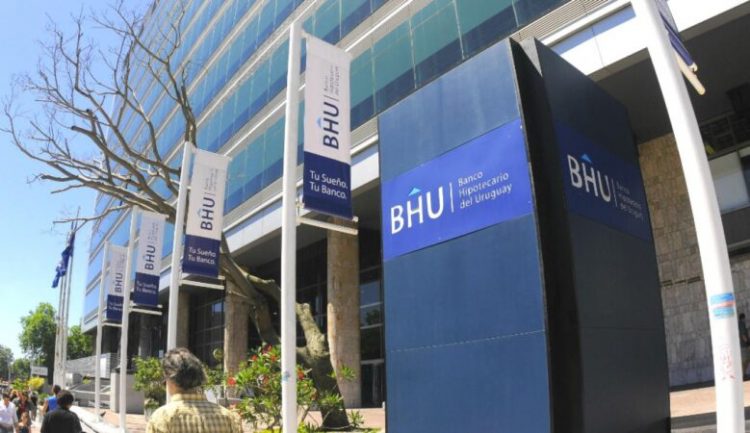 Deudores en UR esperan una solución política