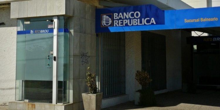 El intendente Yamandú Orsi proyecta obras con fideicomiso del BROU