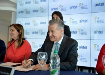 Antel y Colegio Médico del Uruguay firman convenio