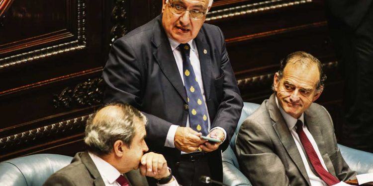 Se aprobó en comisión proyecto de Cabildo Abierto para aliviar el endeudamiento familiar