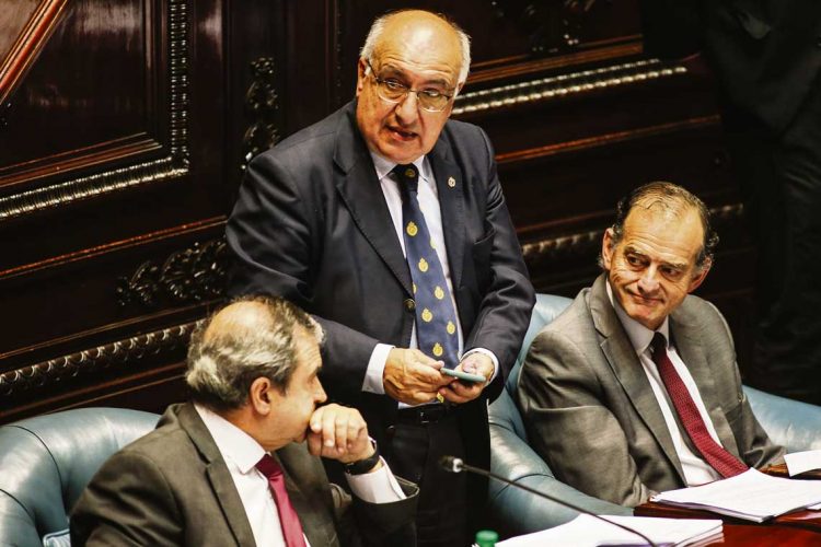 Se aprobó en comisión proyecto de Cabildo Abierto para aliviar el endeudamiento familiar