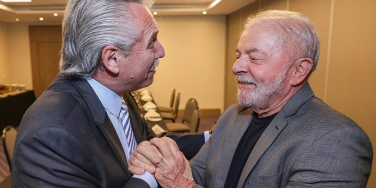 Lula vuelve al gobierno en un peleado balotage