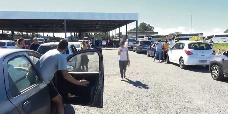 Largas colas en puente Salto-Concordia perjudican el ingreso de turistas