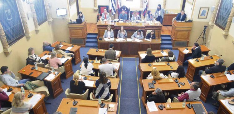 Cruces entre gobierno y oposición sanducera por Fundación A Ganar