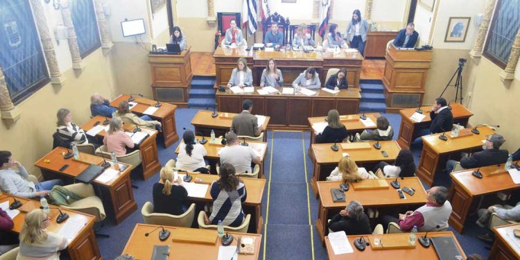 Cruces entre gobierno y oposición sanducera por Fundación A Ganar