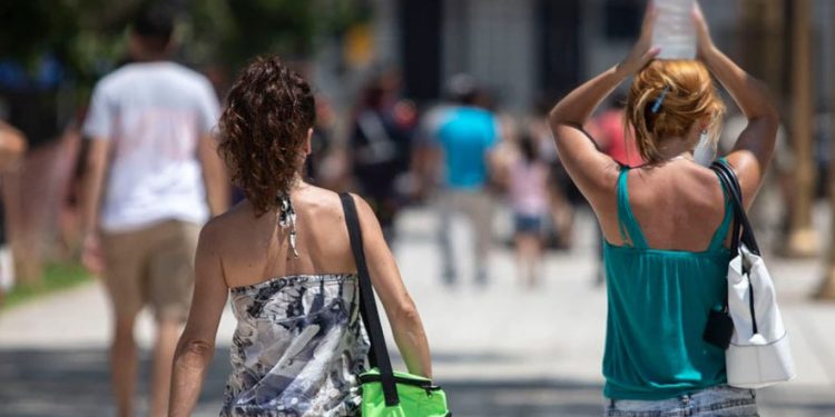 Transcurre el primer mes del verano y el calor continúa hasta el jueves