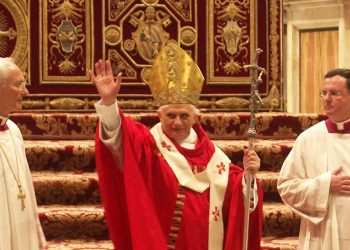 Benedicto XVI: “La sociedad civil y secular se encuentra hoy en una situación de desvarío y confusión”