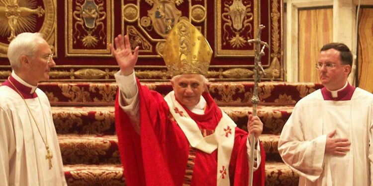 Benedicto XVI: “La sociedad civil y secular se encuentra hoy en una situación de desvarío y confusión”