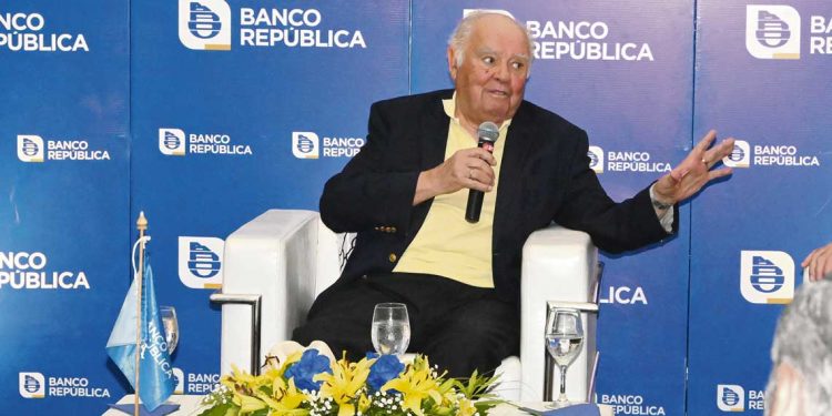 Enrique Iglesias: “Uruguay tiene que abrirse al mundo, pero teniendo en cuenta que pertenecemos al barrio”