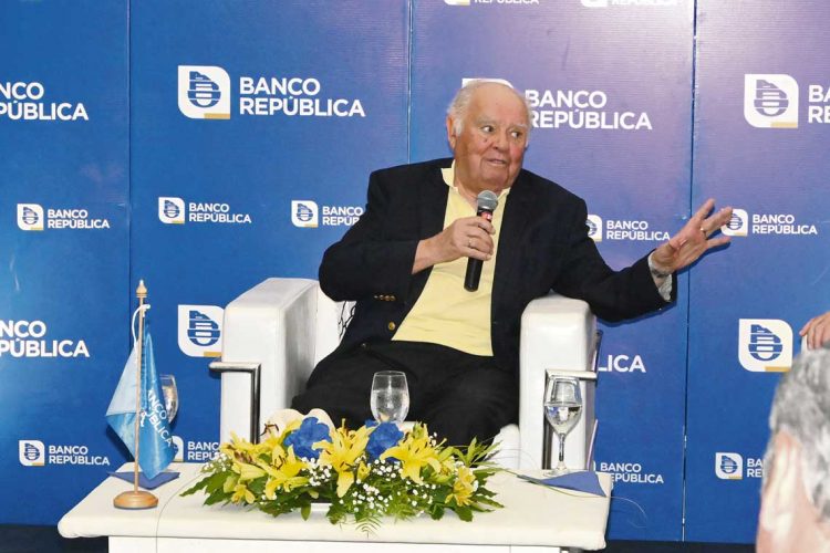 Enrique Iglesias: “Uruguay tiene que abrirse al mundo, pero teniendo en cuenta que pertenecemos al barrio”