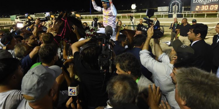 Round Of Applause ganó el Ramírez y se metió en la mejor historia del turf nacional