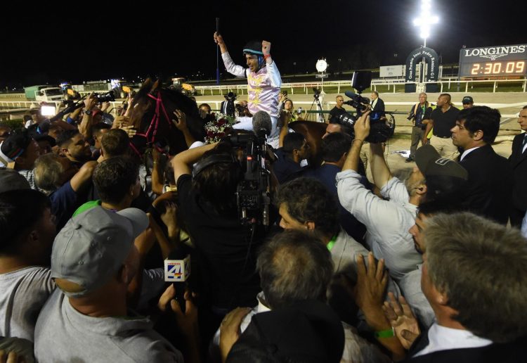 Round Of Applause ganó el Ramírez y se metió en la mejor historia del turf nacional