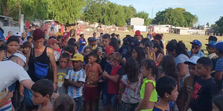 Los Reyes Magos desembarcaron en las Sendas de Casavalle y llenaron de alegría a los niños del barrio