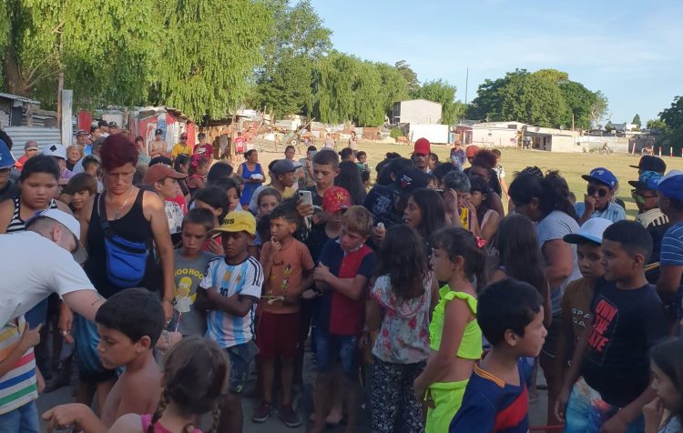 Los Reyes Magos desembarcaron en las Sendas de Casavalle y llenaron de alegría a los niños del barrio
