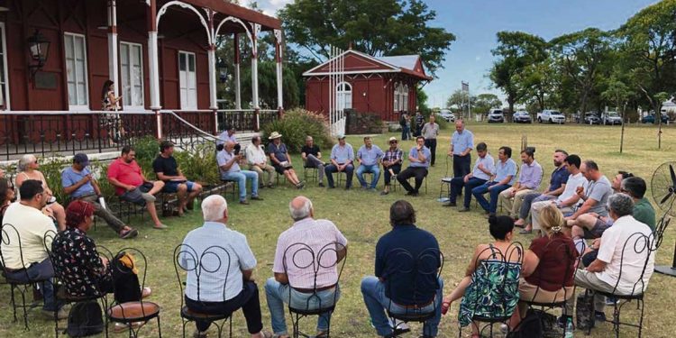 Déficit hídrico: Productores de Paysandú expusieron sus necesidades a director del BROU