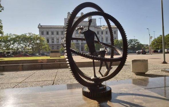 Nicolás Fariña, un melense que da segundas oportunidades a la chatarra y la convierte en arte