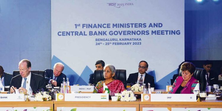 Águilas contra dragones: El lento y pronunciado declive de Europa y Estados Unidos