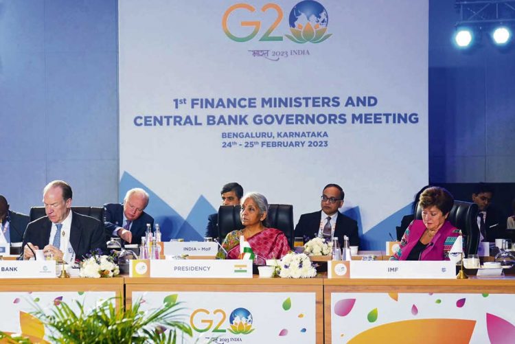 Águilas contra dragones: El lento y pronunciado declive de Europa y Estados Unidos