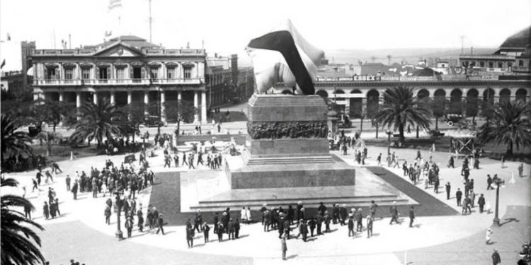 El largo camino al bronce: Honrar a los héroes sirve, a un tiempo, «de premio, de estímulo y de ejemplo»