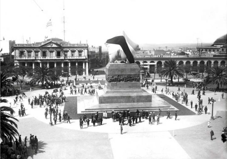 El largo camino al bronce: Honrar a los héroes sirve, a un tiempo, «de premio, de estímulo y de ejemplo»