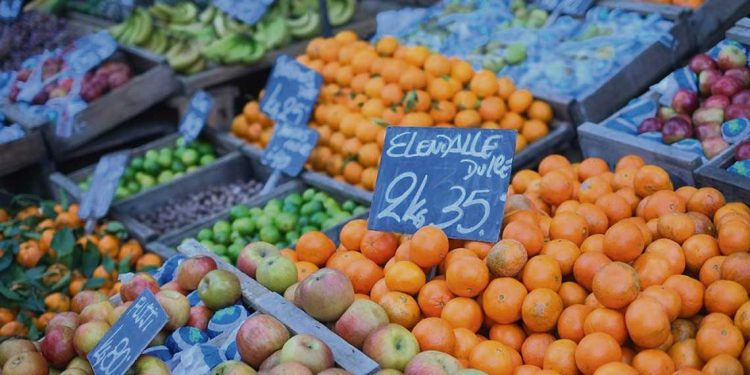 Puestos de frutas y verduras: rebuscarse para seguir ofreciendo calidad y buen precio