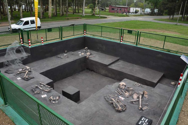 Se exhibe un cerrito indígena descubierto en la Laguna Merín en 1988